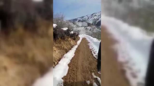 Sağlık ekipleri karda 2 kilometre yürüyerek ulaştıkları hastaya Kovid-19 aşısı yaptı