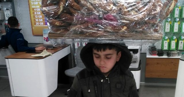 Simit tablasıyla girdiği bayide telefonla oynayan çocuğun görüntüleri yürek burktu