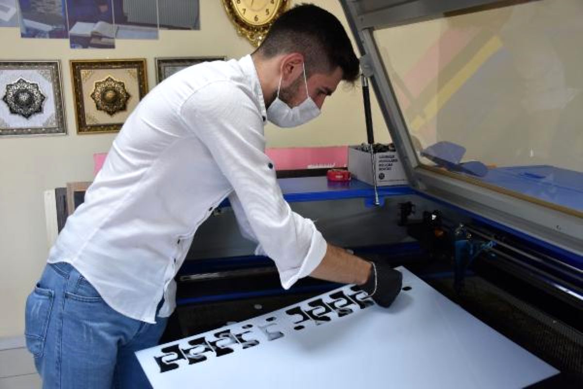 Sivas'ta yaşayan genç, koronavirüse karşı teması azaltmak için 'parmakmatik' üretti