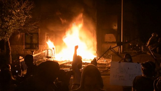 Siyahi Amerikalı Floyd'un öldürüldüğü Minneapolis'te göstericiler polis merkezini ateşe verdi