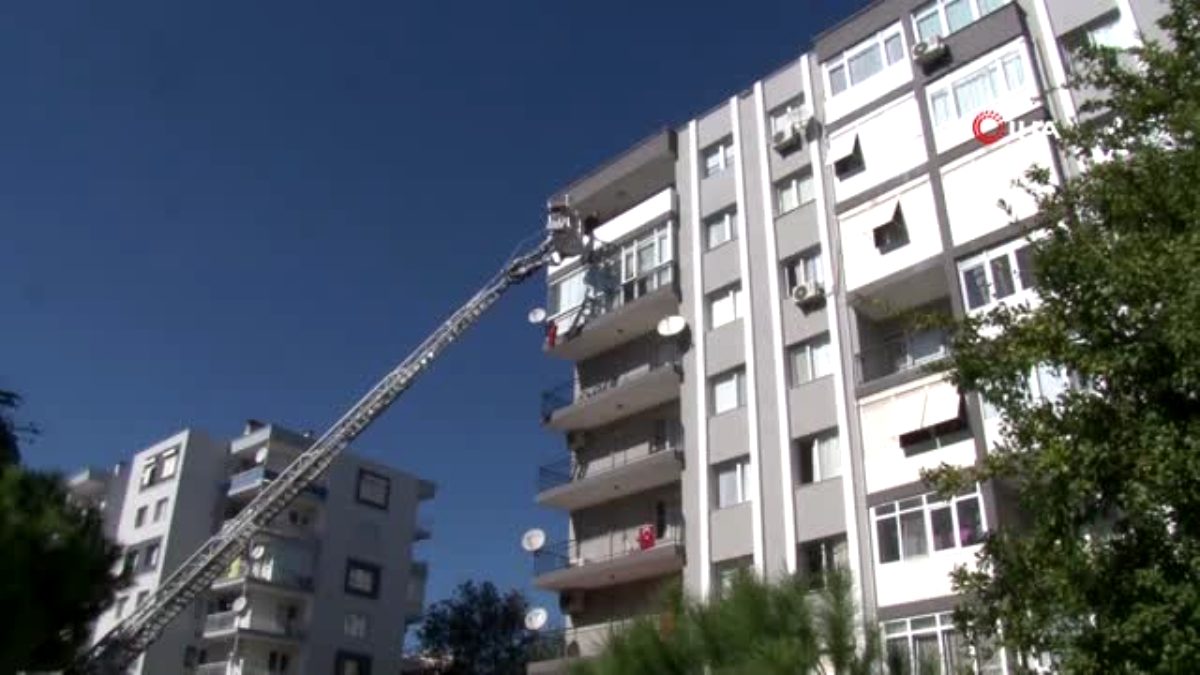 Son dakika 3. sayfa: Depremde öldüğünü sandığı muhabbet kuşunun kurtarılmasıyla sevinç gözyaşları döktü