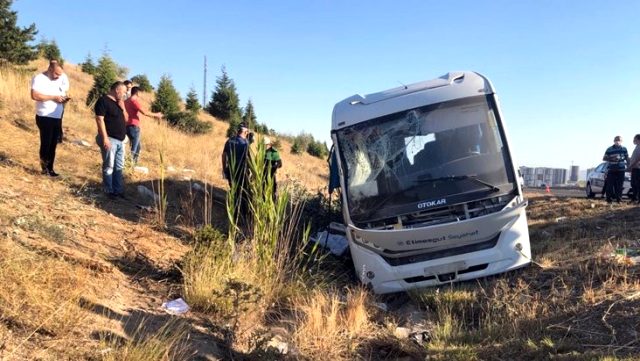 Son Dakika: Aselsan personelini taşıyan minibüse otobüs çarptı: 1 ölü, 2'si ağır 8 yaralı