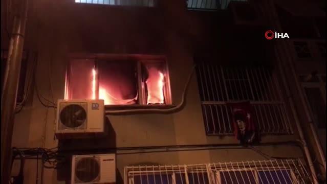 Son dakika haberi: İzmir'de ev yangınında mahsur kalan anne ve kızı kurtarıldı