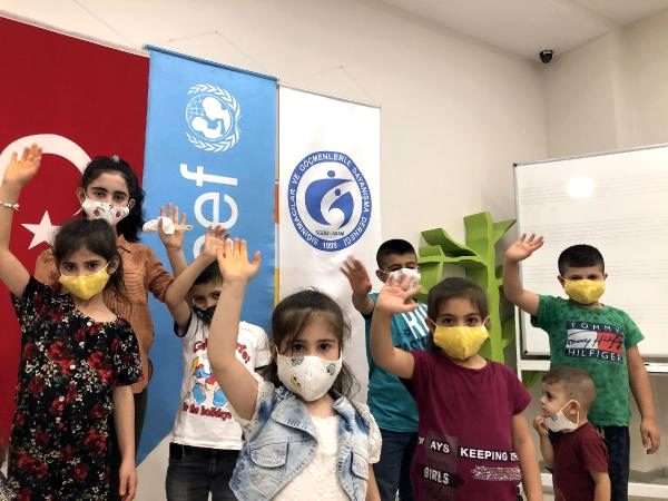 Son dakika haberi | İzmir'de sığınmacı kadınlar çocuklar için kumaş maske dikiyor