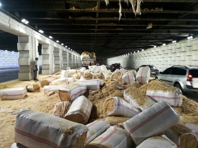 Son Dakika: İzmir'de saman yüklü TIR alt geçide sıkıştı