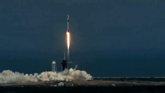 Son Dakika: SpaceX'in ilk insanlı uzay mekiği Dragon fırlatıldı