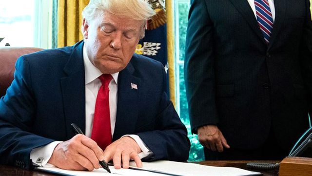 Sosyal medya kararnamesini imzalayan Trump, hem Twitter'a hem basına laf attı
