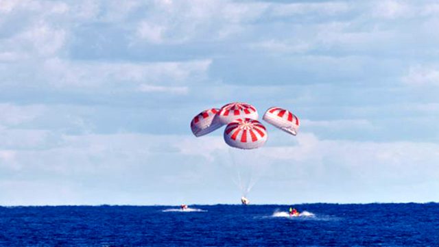 SpaceX'in uzaya gönderdiği NASA astronotlarının Dünya'ya inişi böyle görüntülendi