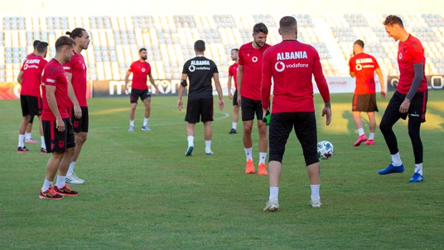 Süper Lig Yönetimi ve hükümet anlaşamadığı için Arnavutluk'da futbol tamamen durdu