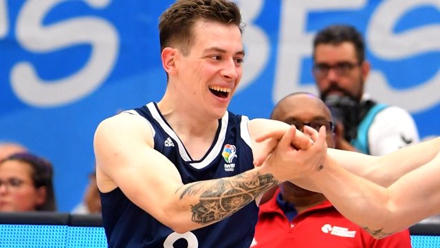 Tekerlekli sandalye basketbol oyuncusu George Bates, Paralimpik Oyunları'na katılabilmek için bacağını kestirecek