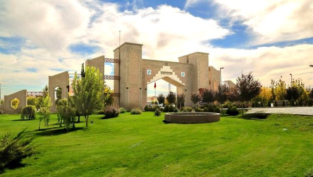 Ülkelerine dönemeyen yabancı öğrencilere üniversitede çalışma imkanı