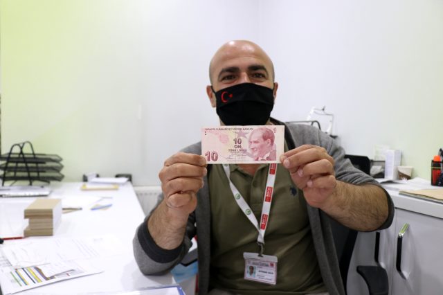 Vezneci, arkadaşlarını uyardığı hatalı parayla 10 dakika sonra kendisi karşılaştı