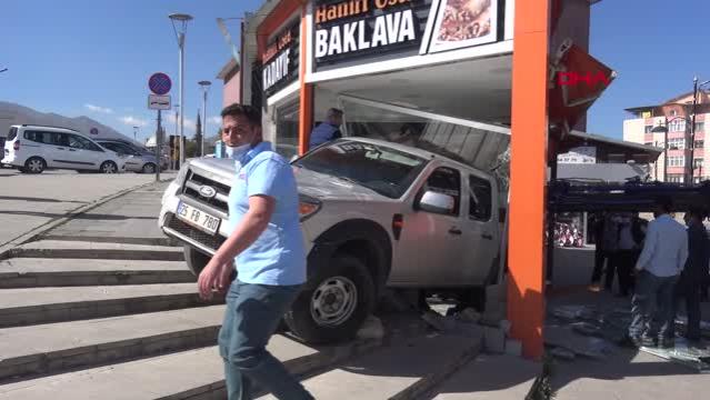 VİTESİ BOŞALIP TATLICIYA GİREN PİKABI VİNÇ ÇIKARDI - Gündem - Gazete