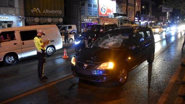 Yolun karşısına geçmeye çalışan yayaya otomobil çarpınca metrelerce sürüklendi