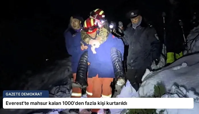 Everest’te mahsur kalan 1000’den fazla kişi kurtarıldı