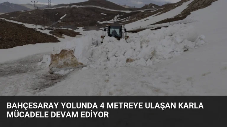 Bahçesaray Yolunda 4 Metreye Ulaşan Karla Mücadele Devam Ediyor